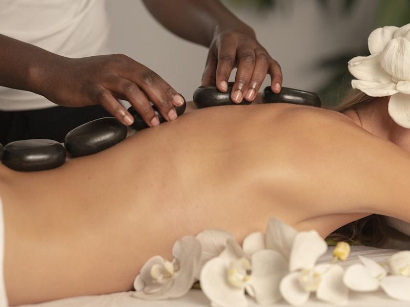 Detail wellness ošetrenia horúcimi kameňmi